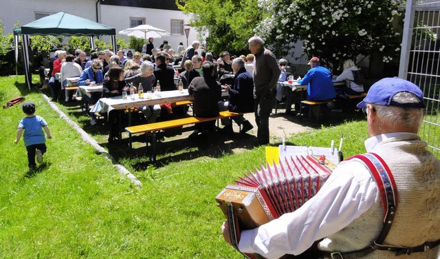 Gute Stimmung beim Museumshflefest. L...mrein mit seiner steirischen Harmonika  | Foto: Esther Krais-Gutmann