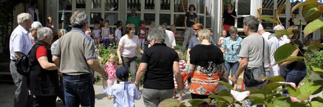 Fast so beweglich wie ihre Enkel zeigt...die Groeltern beim gemeinsamen Tanz.   | Foto: Bronner