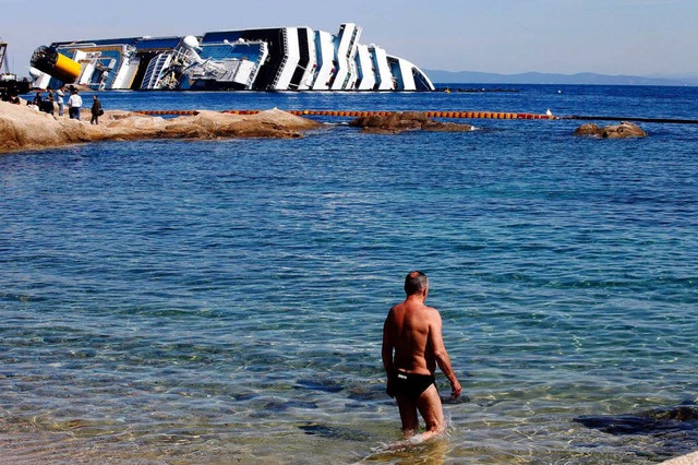 Gehrt quasi schon zum Meeresblick auf...o dazu: Das Wrack der Costa Concordia   | Foto: dpa