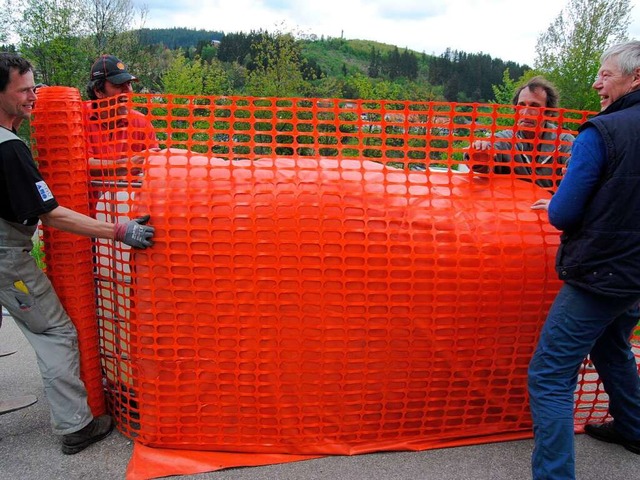 Die Helfer haben gestern Nachmittag die Polster in die Strecke eingebaut.  | Foto: kamera 24 