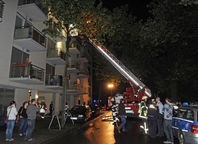 Per Drehleiter rettete die Feuerwehr eine Mutter und ihr Kind.  | Foto: Patrick Seeger