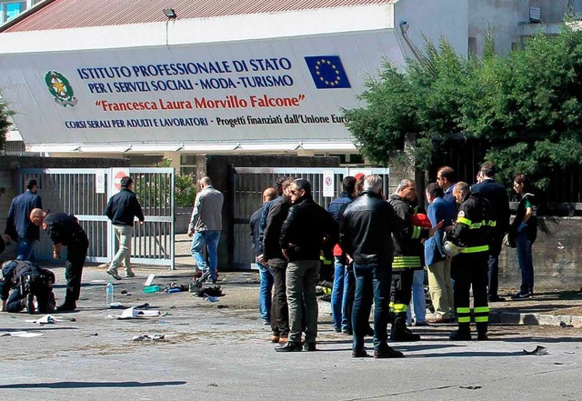 Bei dem Bombenanschlag auf eine Modeschule in Brindisi starb eine Schlerin.  | Foto: dpa