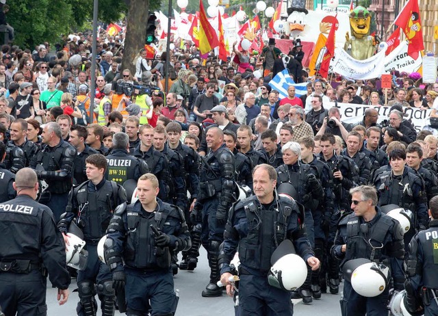Die Polizei eskortierte die nach ihren Schtzungen 20.000 Demonstranten.  | Foto: dapd