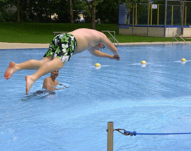 Kopfber ins khle Nass: Die Freibadsa...m Bad Krozinger Aquarado hat begonnen.  | Foto: Susanne Mller