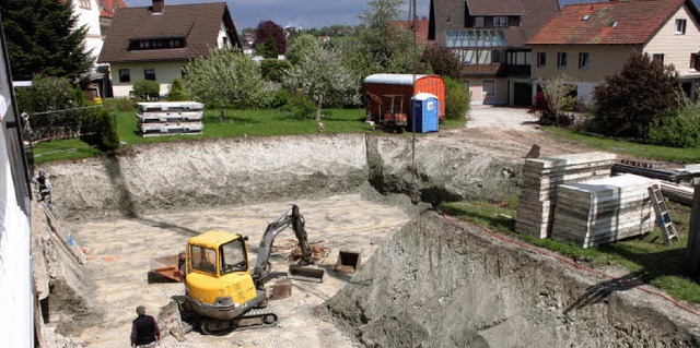 Der grte Teil der Baustelle liegt hi...d und ein Auenschwimmbecken entsteht.  | Foto: Martha Weishaar