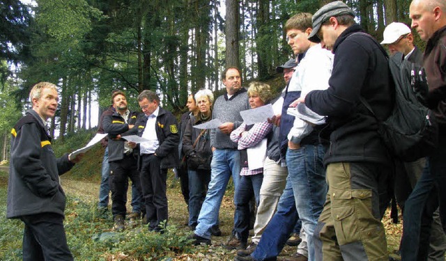 Forstinspektoren und Gemeinderte bei der Begehung im Mnstertler Gemeindewald   | Foto: Manfred Lange