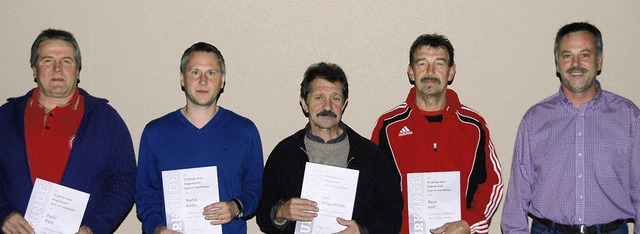 Vorstand Thomas Toews (rechts) konnte ...schaft im SV Tutschfelden auszeichnen.  | Foto: Jrg Schimanski