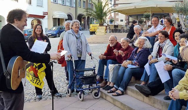 Mit Liedern protestieren: So knpfen d...e Tradition der Wyhler KKW-Kmpfer an.  | Foto: Christel Hlter-hassler