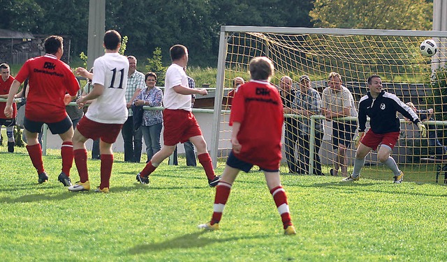 Finale um die Dorfmeisterschaft: Die N...s Trikot) siegte ber die DJK mit 1:0.  | Foto: FSSEL