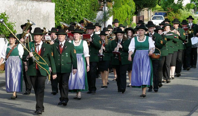 Mit einem Parademarsch durch Diersburg...222;30 Jahre Partnerschaft&#8220; ein.  | Foto: Frank LEonhardt