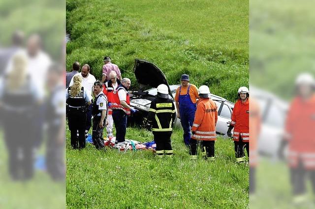 Autofahrerin landet im Bach