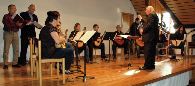 Das Mandolinenorchester mit Tenor Gra...otin (links) und Bariton Dieter Hake.   | Foto: Ounas-Krusel