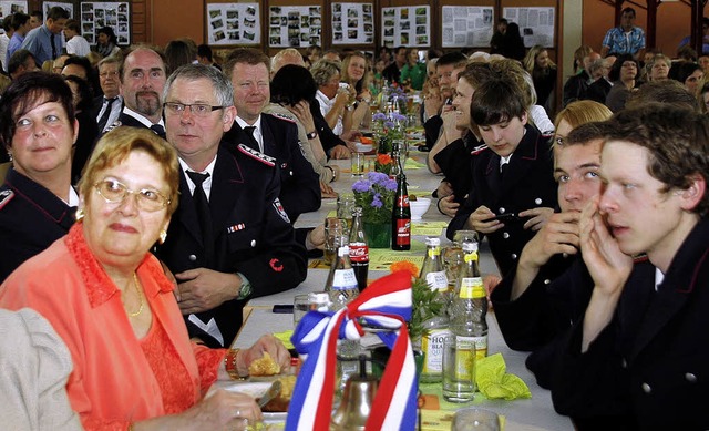 Der Saal verfolgt aufmerksam das Programm auf der Bhne <ppp></ppp>  | Foto: Heidi Foessel