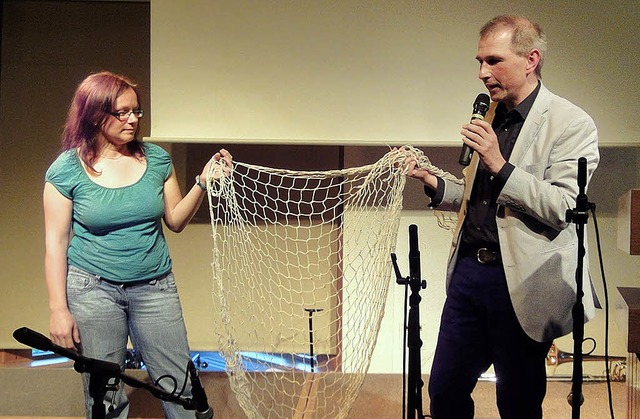 Ein Fischernetz als symbolisches Gesch...elischen Gemeinde Kandern mitgebracht.  | Foto: Silke Hartenstein