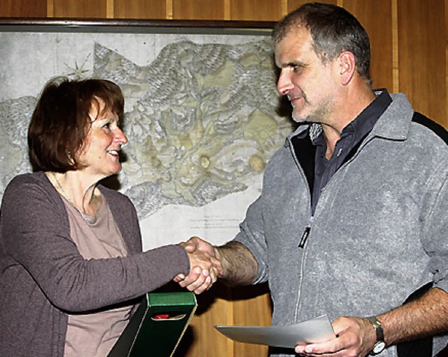 Gudrun Selinger ehrte  Blutspender Heinz Bauer.   | Foto: bry