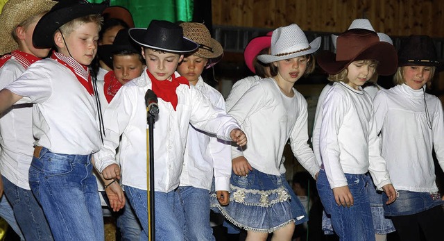 Auch Cowboys und Cowgirls tummelten si...;Zirkus Kriminale&#8220;auf der Bhne.  | Foto: lins