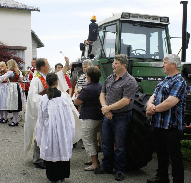 Ein Fest in Rotzingen: Der Pfarrer segnet Traktoren.   | Foto: Werner Probst