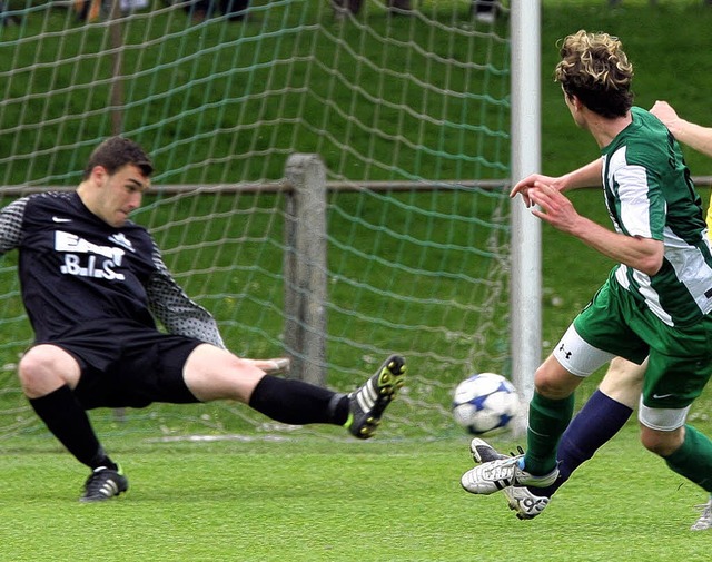 Nikolai Kuntz (rechts) scheitert hier ...K Villingen gewann das Spiel mit 1:0.   | Foto: Reinhardt