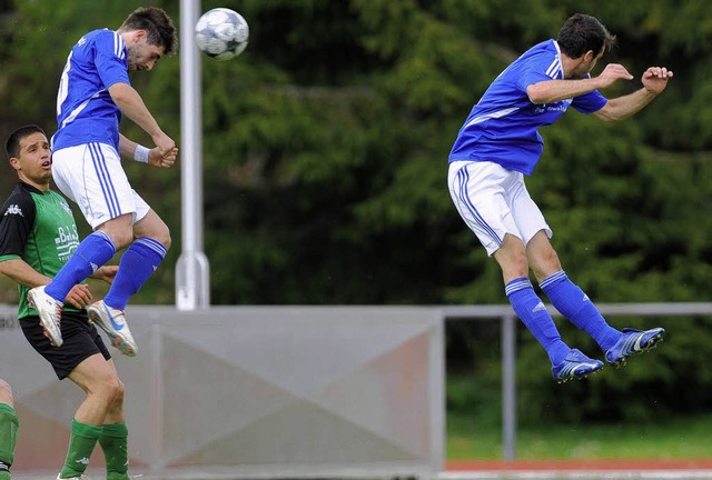 Synchronspringen  im Stockacher Strafr...s) kpft das 1:0 fr den FC Neustadt.   | Foto: seeger