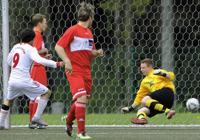 Tor! Micael DoCabo (links) erzielt in ... 2:0-Fhrung fr den SV Hinterzarten.   | Foto: patrick Seeger