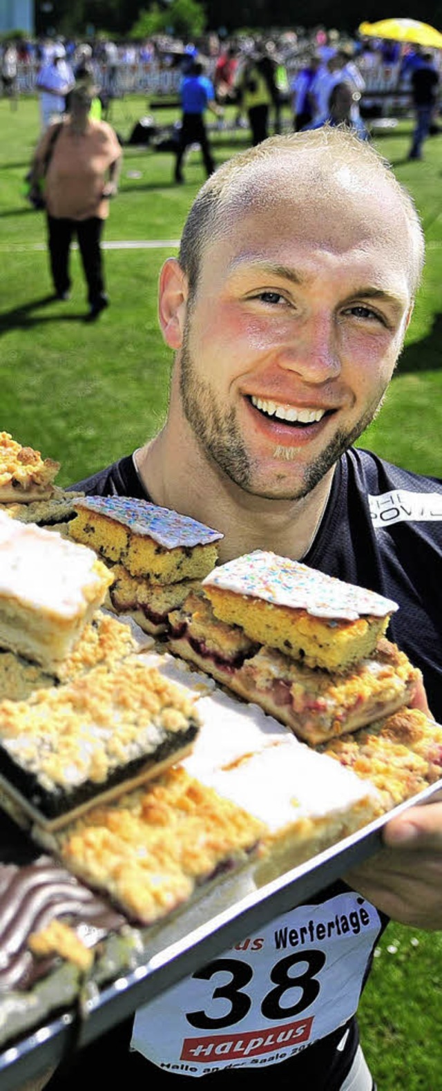 Robert Harting verteilte nach seinem D...70 Stckchen Kuchen an die Zuschauer.   | Foto: dpa