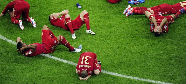 Die Bayern-Spieler um  Bastian Schwein...Champions-League-Finale nicht fassen.   | Foto: afp