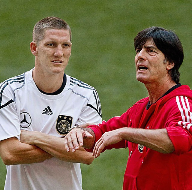 Seelenmassage gefragt: Bastian Schwein...(links) mit Bundestrainer Joachim Lw   | Foto: dpa