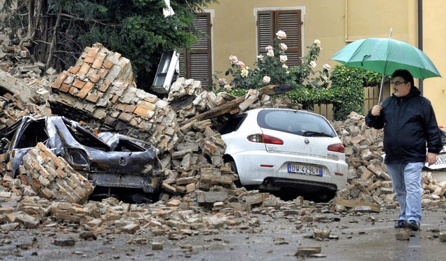 Mauertrmmer haben in Finale Emilia Au...m in Ferrara weist groe Schden auf.   | Foto: DAPD