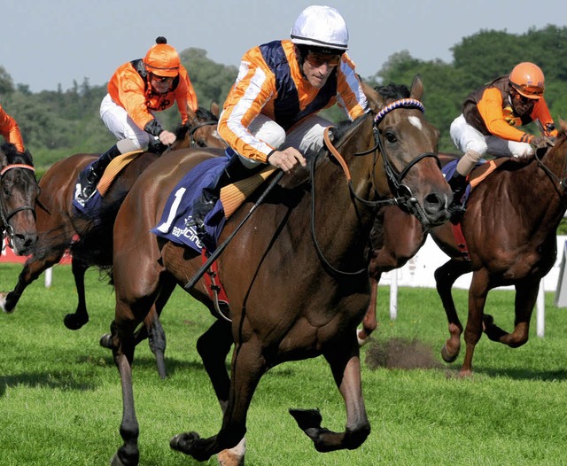 Jockey Andreas Starke auf Danedream (M...ssen Preis der Badischen Unternehmer.   | Foto: dpa