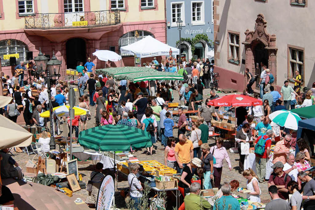 Buntes Treiben auf dem Marktplatz. Die historische Altstadt sorgte fr besonderes Flair.