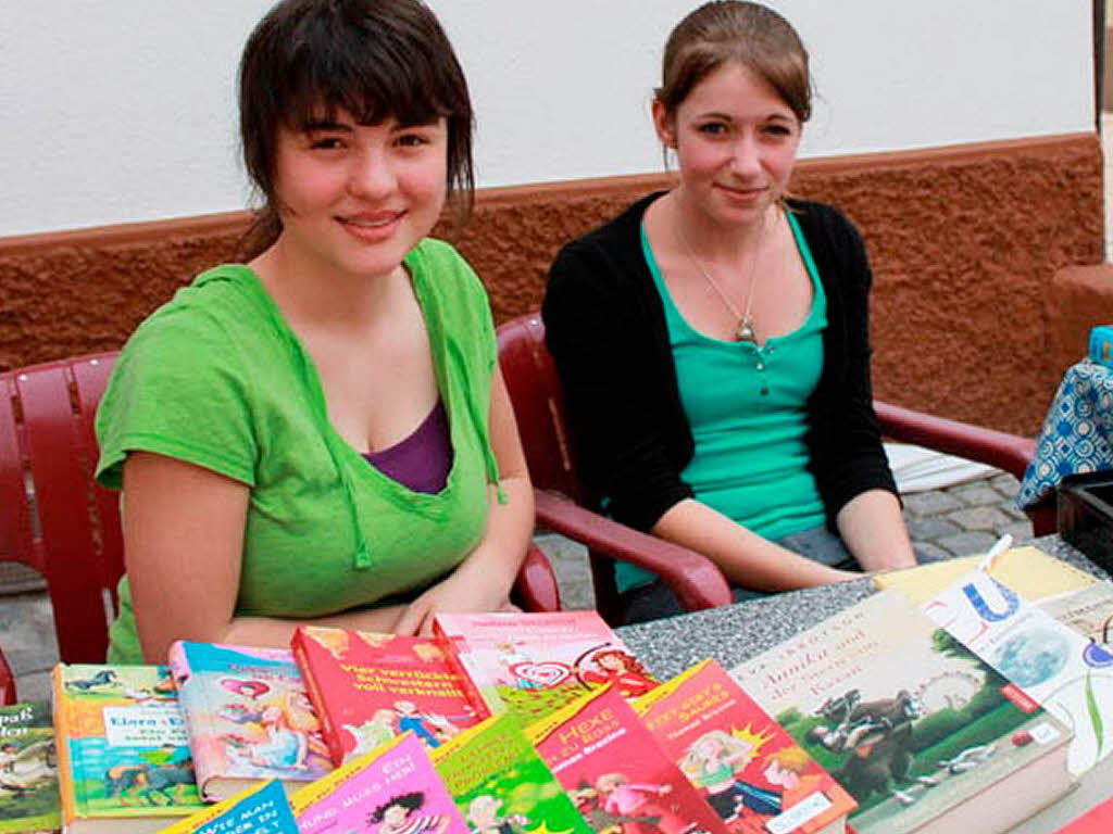 Hanna und Anna-Lena verkaufen ihre Kinderbcher.