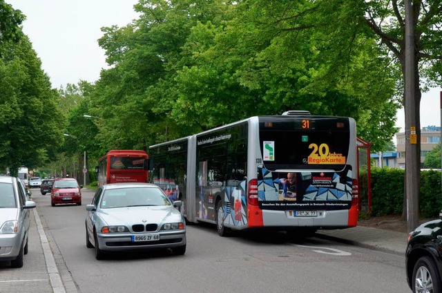 Schon heute ist die Verkehrssituation ...rch die parkenden Busse oft schwierig.  | Foto: Gerold Zink