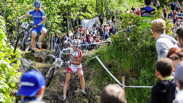 Runter vom Rad und laufen: Einige Pass... sich zu Fu ber die Strecke kmpft.   | Foto: Kstenbrck