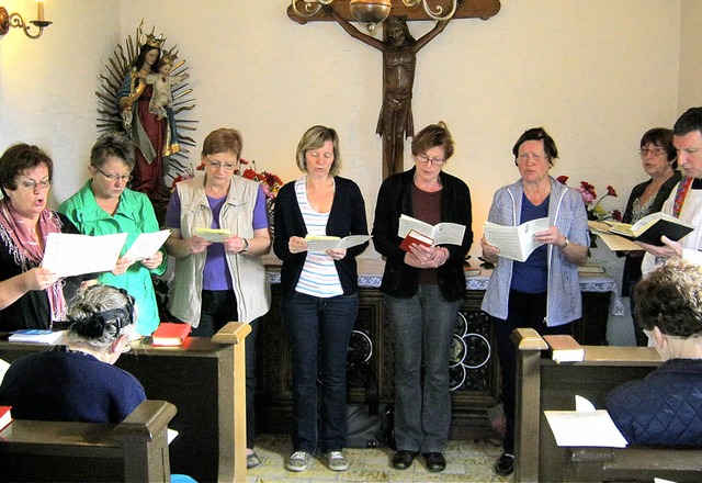 Maiandacht  in der Hofkapelle des &#82...t Pfarrer Jens Fehrenbacher (rechts).   | Foto: Gnter Bank