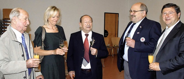 Zwei  Ehrenbrger gratulierten zum Geb...vereins, Brgermeister, Heinrich Dixa.  | Foto: Adelbert Mutz