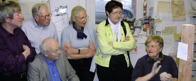 Irene Meier (rechts) erlutert den Mit...entur im Rathaus hlingen erhltlich.   | Foto: Patrick Burger