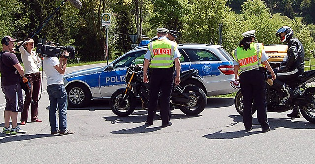 Motorradkontrolle mit Fernsehkamera: E... Todtmoos eine Kontrolle der Polizei.   | Foto: Hans-dieter Folles