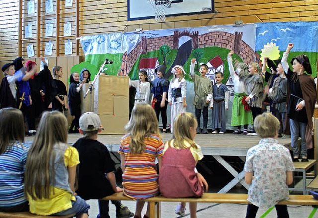 Das Theaterstck &#8222;Die Schildbrg... Turm aus Holzbausteinen die Balance?   | Foto: Christian John