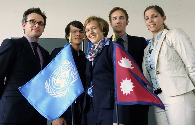 Die UN und Nepal im Visier von Dozent ...rracher Studenten der NMUN-Delegation.  | Foto: Claudia Gabler 