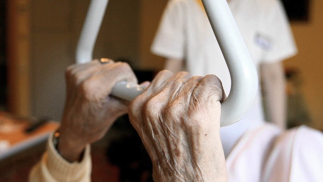 Pflegebedrftige Senioren wollen auch ...ichst nah bei ihren Angehrigen sein.   | Foto: dpa