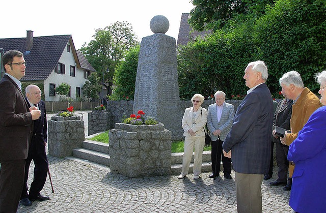 Brgermeister Lars Brgner danke Vrst...im Herrichten des Gefallenenmahnmals.   | Foto: Pia Grttinger