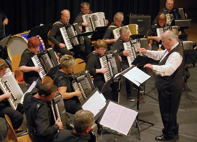 Mit beschwingten Rhythmen erfreute das...kum beim Jahreskonzert im Brgersaal.   | Foto: Danielle Hirschberger