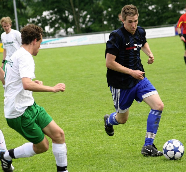 Der Albbrucker Andreas Straub (rechts)...exander Hfler vom SV Waldhaus durch.   | Foto: gerd welte