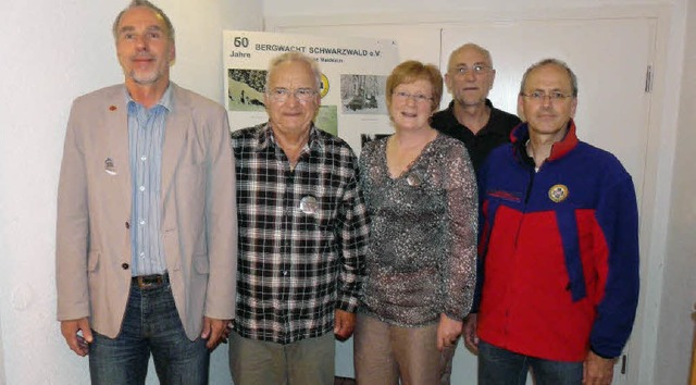 Jrgen Holzer ehrte Hans Bernasconi, R...rige Treue zur Bergwacht (von links).   | Foto: Eberhard Weiss