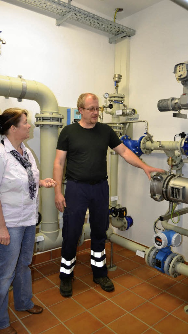 Zells Wassermeister Ralf Maier demonst...r die Technik der neuen Hochbehlter.   | Foto: paul berger