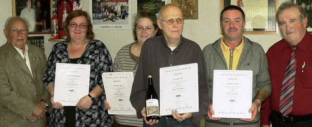 Der Kreisverbandsvorsitzende Heinz Gre...eabzeichen in Silber aus (von links).   | Foto: georg diehl