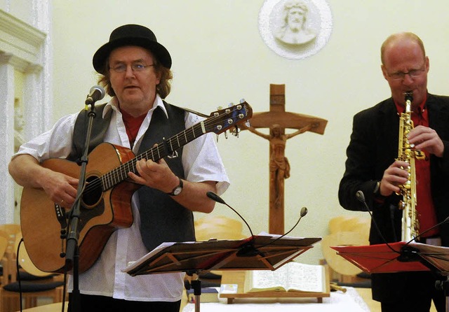 Der Dresdner Liedermacher Gerhard Sch...itter im Bunde die Orgel zum Swingen.   | Foto: Wolfgang Knstle