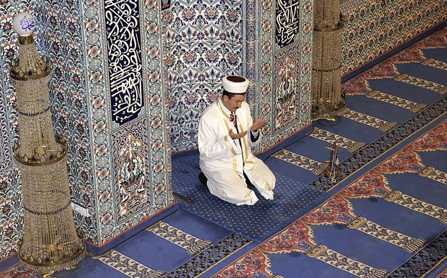 Der Imam beim Beten in der Offenburger Moschee.   | Foto: Ines Fuchs