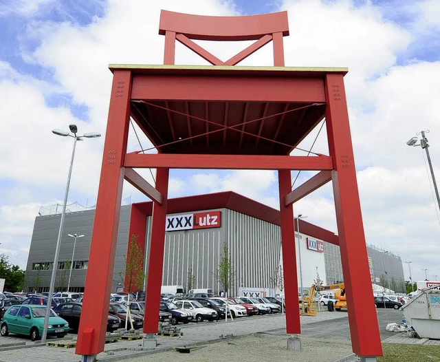 Der rote Riesenstuhl &#8211; das Markenzeichen von XXX-Lutz  | Foto: schneider