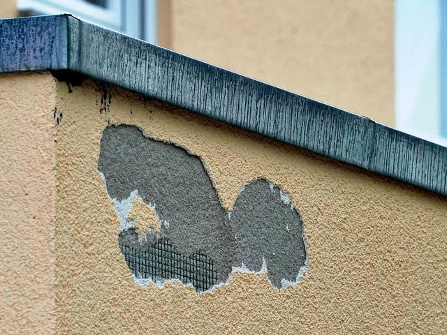 Beschdigungen an einer Garagenwand si...Rudersberg (Rems-Murr-Kreis) zu sehen.  | Foto: dpa